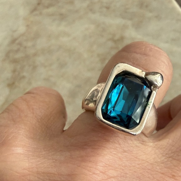 Uno de 50 - Elegant Silver Ring with Blue Gemstone - Picture 4 of 4
